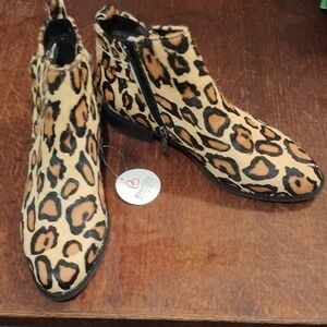 Blondo Tami Leopard Print Boots Size 8. 44GW8